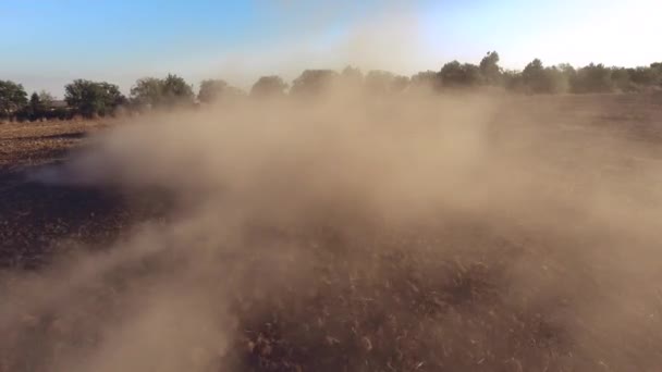 Фермер в тракторі готує землю з сіяним культиватором, оранкою в полі — стокове відео