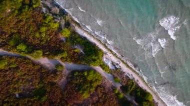Havadan görünümü dalga, deniz ve sandy Beach. Tam tepeden aşağıya bakış açısıdır. 