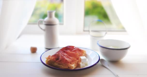 Sabroso Desayuno Por Mañana Con Pastel Queso Inflado Recién Horneado — Vídeo de stock