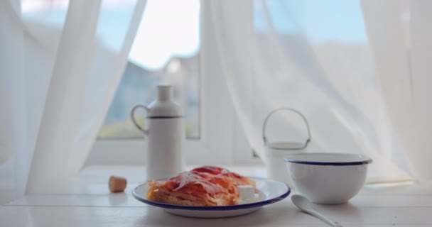 Sabroso Desayuno Por Mañana Con Pastel Queso Inflado Recién Horneado — Vídeo de stock