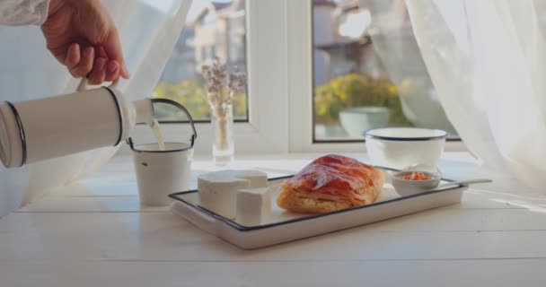 Desayuno Por Mañana Con Pastel Queso Inflado Recién Horneado Leche — Vídeo de stock