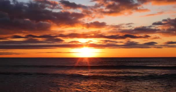 海洋日落 4K场景海滩日出 海浪和沙滩 — 图库视频影像