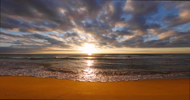 Океанський Пляж Схід Сонця Відео Хвилі Плескають Морському Піску — стокове відео