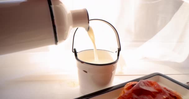 Desayuno Saludable Con Pastel Queso Inflado Recién Horneado Leche Yogur — Vídeo de stock