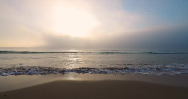 Океанський Пляж Схід Сонця Туманом Відео Хвилі Плескають Морському Піску — стокове відео