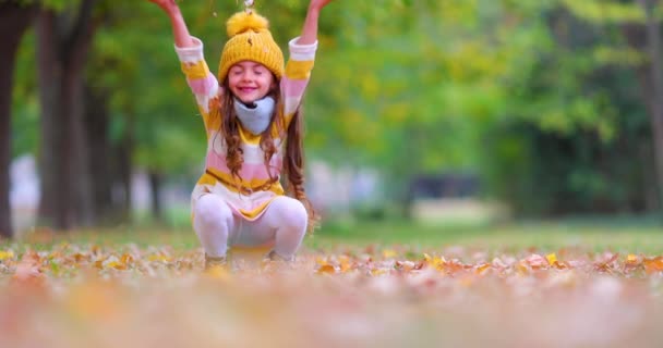 Осенние Деревья Счастливая Маленькая Девочка Играют Опавшими Цветными Листьями Осеннем — стоковое видео