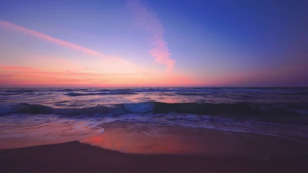 Mar Amanecer Sol Naciente Nubes Cielo Coloridas Sobre Las Olas — Vídeo de stock