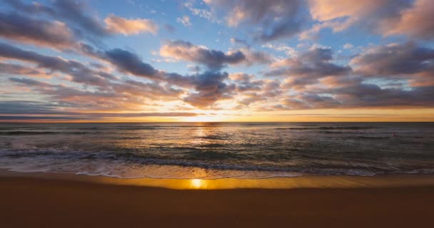 劇的な雲と海のビーチで日の出 海の夕日 — ストック動画