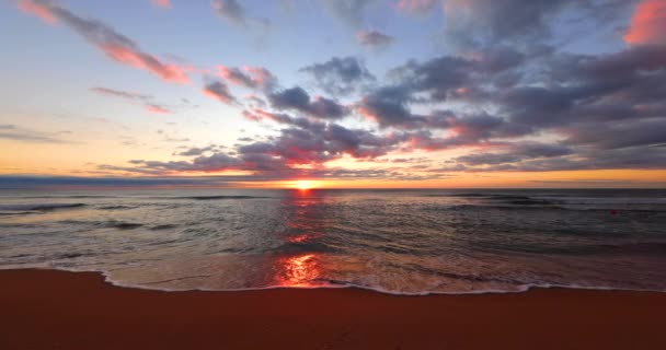 Океанський Пляж Схід Сонця Відеозапис Хвилі Бризнуть Морському Піску — стокове відео