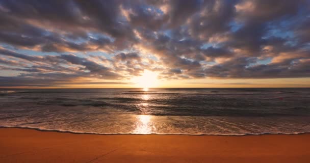 Ocean Beach Sunrise Video Onde Spruzzate Sulla Sabbia Del Mare — Video Stock