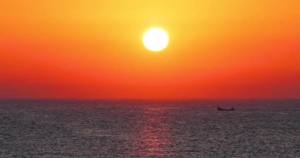 Deniz Ufkunun Üzerinde Yükselen Güneş — Stok video