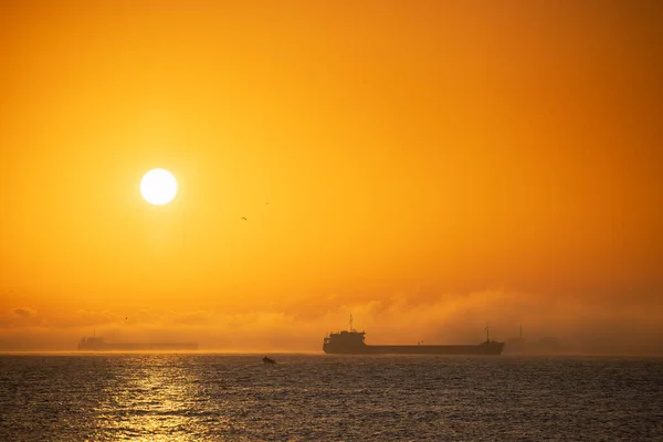 Belo Nascer Sol Nebuloso Sobre Mar — Fotografia de Stock