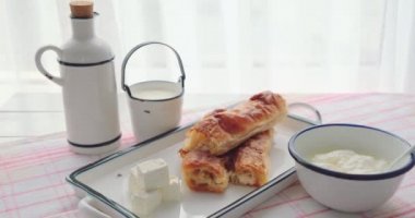 Ev yapımı peynirli turta ve sütle kahvaltı, 4K 'de yemek videosu.