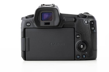 Varna, Bulgaristan - Kasım 07.2020: Canon EOS R Aynasız Dijital Kamera 'nın beyaz arkaplanda çift pikselli AF' si. Canon dünyanın en büyük SLR kamera üreticisi..