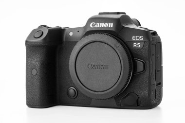 Varna, Bulgaristan - Kasım 07.2020: Canon EOS R5 Aynasız Dijital Kameranın görüntüsü ve beyaz arkaplan üzerinde 8 bin ham video. Canon dünyanın en büyük SLR kamera üreticisi..