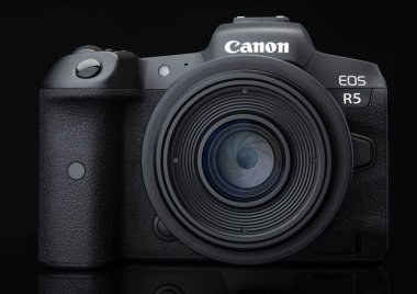 Varna, Bulgaristan - Kasım 07.2020: Canon EOS R5 Aynasız Dijital Kameranın resmi ve siyah arkaplan üzerinde 8 bin ham video. Canon dünyanın en büyük SLR kamera üreticisi..
