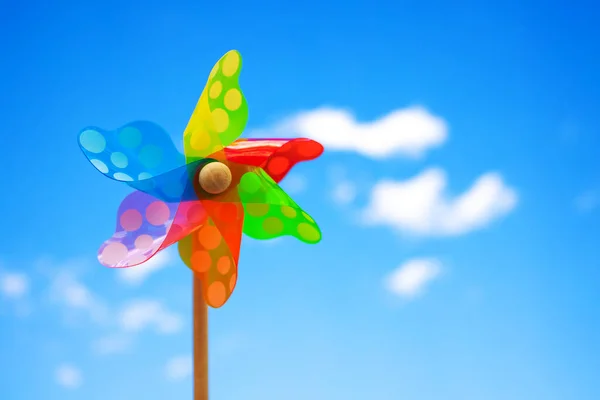 Pinwheel Céu Azul Com Nuvens Brinquedo Colorido Das Crianças Roda — Fotografia de Stock