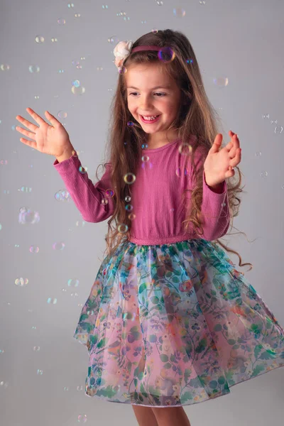 Menina Feliz Vestido Festa Brincando Com Bolhas Sabão Retrato — Fotografia de Stock