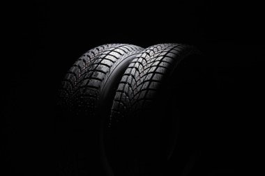 Siyah arka planda kış arabası lastiği 