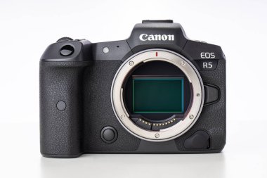 Varna, Bulgaristan - Kasım 07.2020: Canon EOS R5 Aynasız Dijital Kameranın görüntüsü ve beyaz arkaplan üzerinde 8 bin ham video. Canon dünyanın en büyük SLR kamera üreticisi..