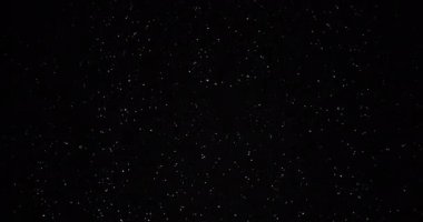 Siyah zeminde kar taneleri yağıyor