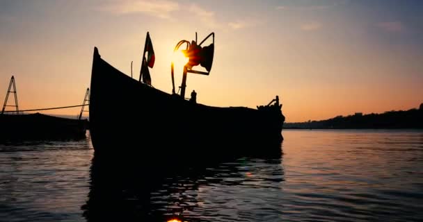 Bateau Pêche Sur Rivage Onduler Eau Mer Sur Coucher Soleil — Video