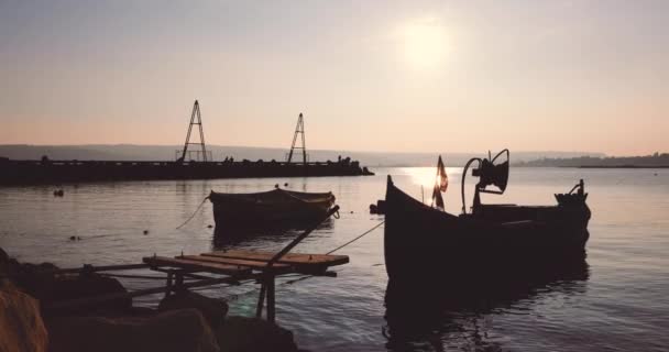 Barco Pesca Costa Mar Dramático Pôr Sol Colorido Vídeo Fhd — Vídeo de Stock