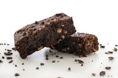 Beyaz arka planda Brownie parçaları. Nefis çikolatalı pasta..