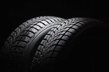 Siyah arka planda kış arabası lastiği 