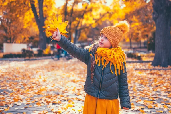 Crianças Parque Com Folhas Outono — Fotografia de Stock