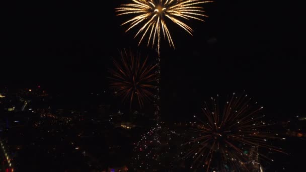 烟火在夜空中闪耀 欢庆音乐会 2021年节假日 — 图库视频影像