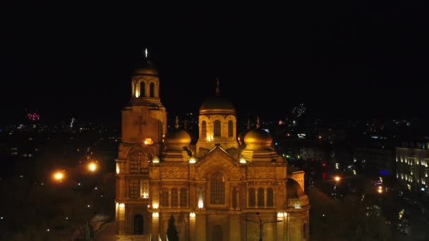 Oslavte Nový Rok Hořícím Ohňostrojem Obloze Katedrála Varně — Stock video