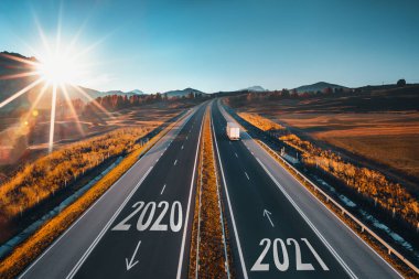 Güzel güneşli bir günde 2021 yılına kadar açık yolda araba sürmek. Hava görünümü