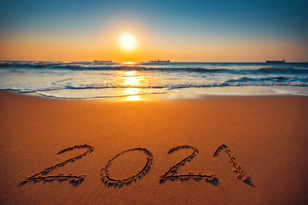 Feliz Año Nuevo 2021 Concepto Letras Playa Salida Del Sol — Foto de Stock