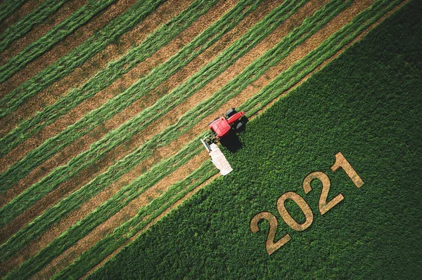 2021 Happy Ney Noste Koncept Červený Traktor Sekání Zelené Pole — Stock fotografie