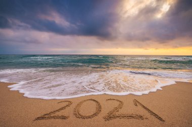 Mutlu yıllar 2021 konsepti, plajda yazı yazmak. Deniz doğumu.