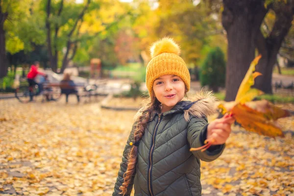 Crianças Parque Com Folhas Outono — Fotografia de Stock