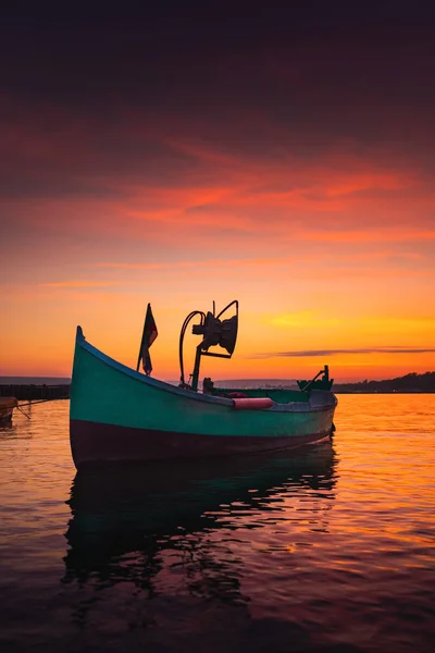 Fiskebåt Land Och Krusning Havsvatten Dramatisk Färgglad Solnedgång — Stockfoto