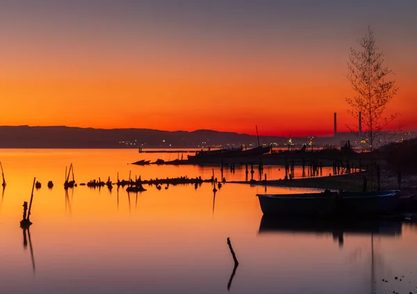 Solnedgång Över Sjö Träbrygga Och Gammal Fiskebåt — Stockfoto