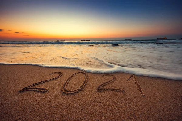 Gelukkig Nieuwjaar 2021 Concept Belettering Het Strand Zonsopgang — Stockfoto