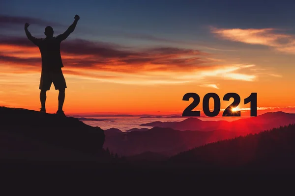 Człowiek Sylwetka Szczycie Góry Oglądając Wschód Słońca 2021 Roku Podczas — Zdjęcie stockowe