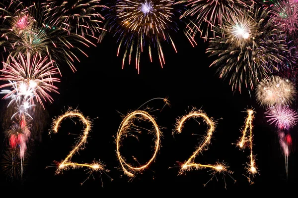 黑色背景的闪耀烟火 2021年快乐的新年理念 — 图库照片
