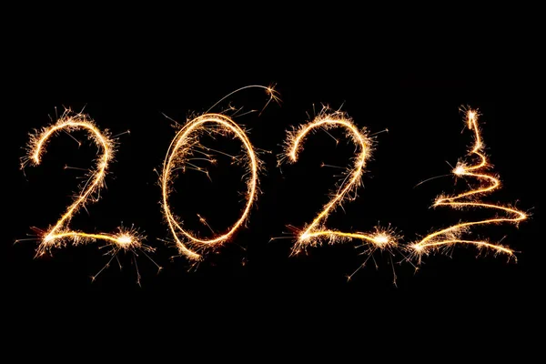 2021年以黑色背景的闪光烟火写成 2021年快乐新年的概念 — 图库照片