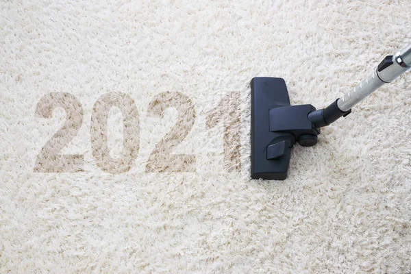 2021年新的一年 用真空吸尘器进行家庭清洁并复制文本空间 — 图库照片