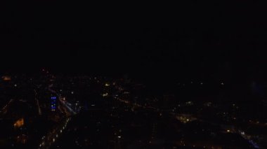 2021 yılının yeni yıl kutlamaları gece yarısı Parlayan havai fişekler ve gökyüzünde yanan parıltılarla.