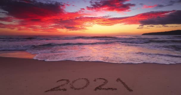 Gelukkig Nieuwjaar 2021 Belettering Het Strand Geschreven Tekst Het Strand — Stockvideo