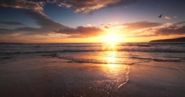 Ocean Beach Sunrise in 4k slow motion video. Güneşli ada.