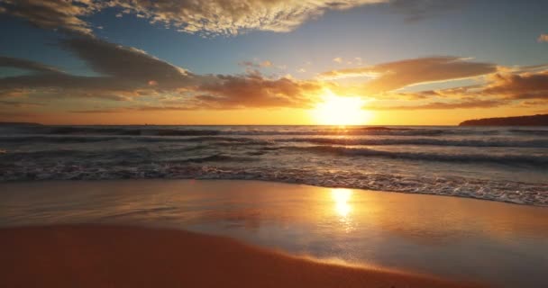 Oceaan Strand Zonsopgang Met Dramatische Wolkenschap Video — Stockvideo