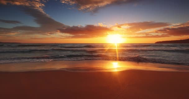 Playa Isla Hermoso Amanecer Con Olas Salpicando Orilla — Vídeos de Stock