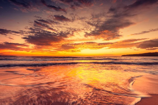 Восход Солнца Пляже Океана Впечатляющий Облачный Пейзаж Над Морем — стоковое фото